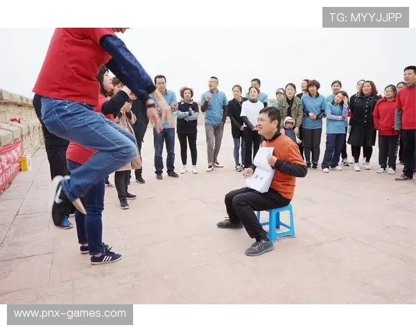 萨卡训练场上趣味十足，展现灵活身手与幽默互动